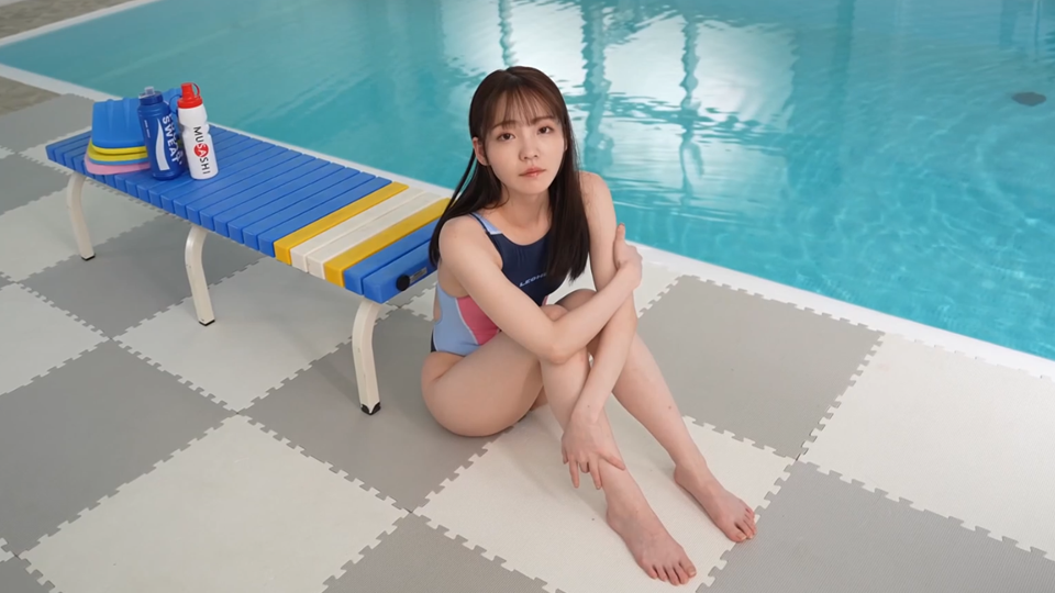 Nữ quản lý câu lạc bộ bơi giúp thành viên làm ấm cơ thể